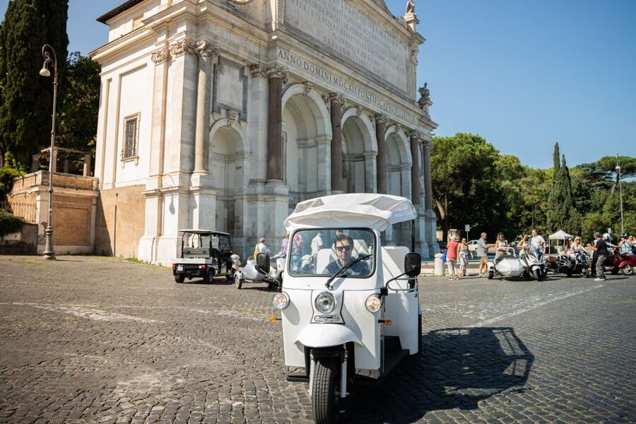 Rome: 2-Hour Vip Tuk-tuk tour with Hotel Pickup and Prosecco - The Colosseum comes first