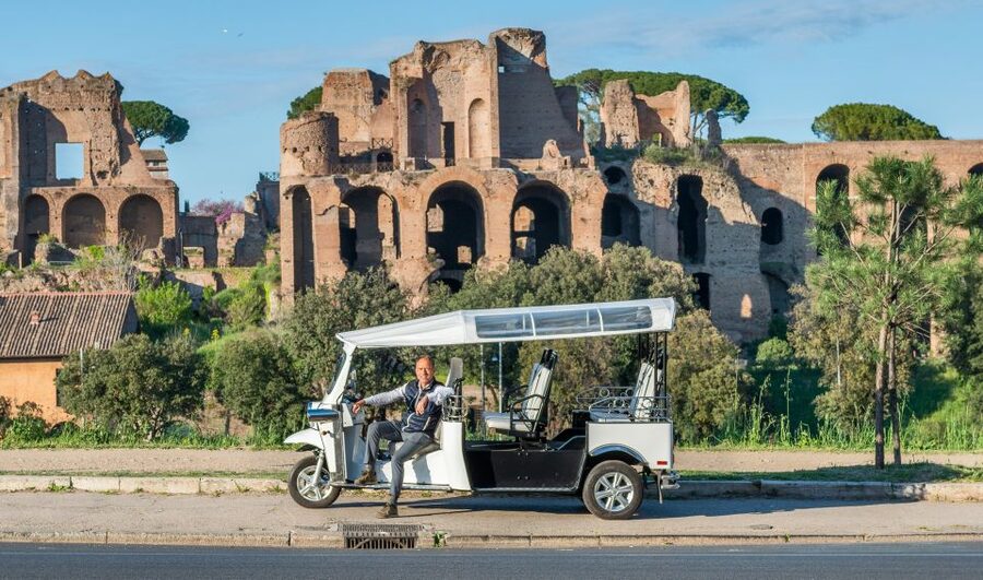 Rome: Private City Tour by Electric Tuk Tuk - Guides and language choices