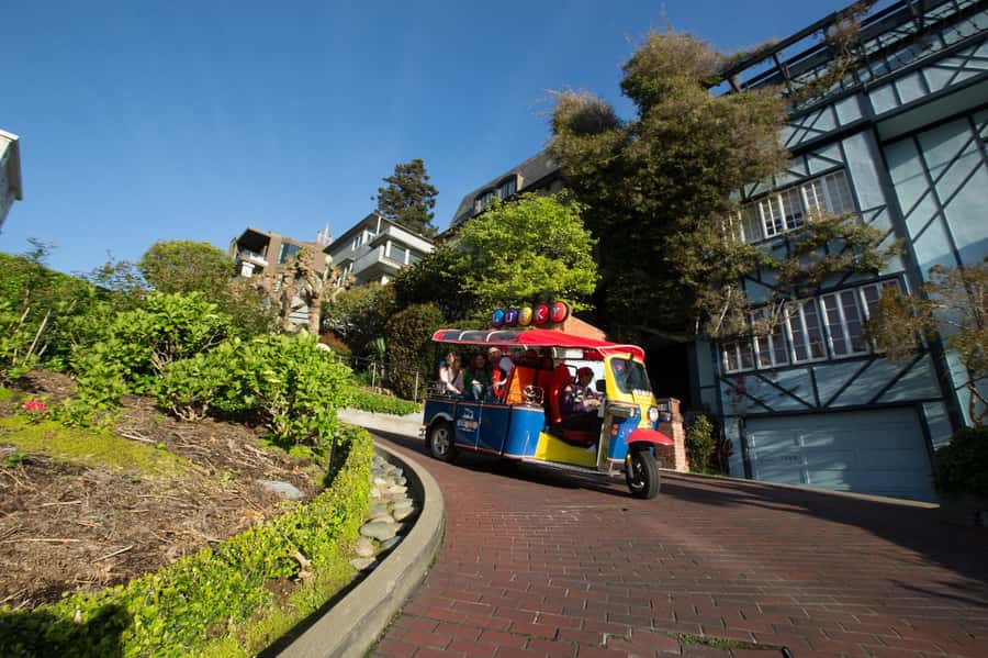 San Francisco: Private City Tour by Electric Tuk-Tuk - What the guide adds to the ride