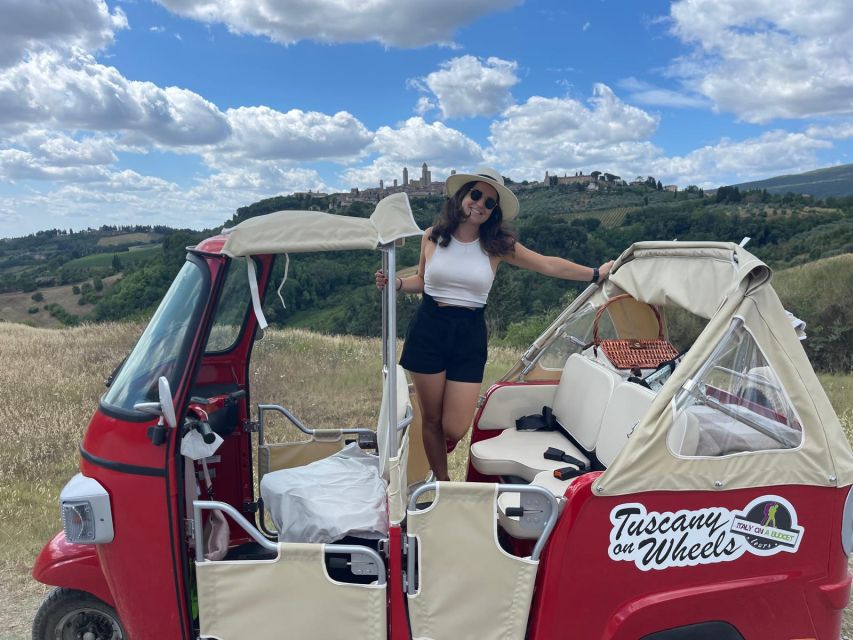 San Gimignano: Chianti Hills Tuk-Tuk Tour for 2 - A local winery, cellar visit, and Tuscan meal