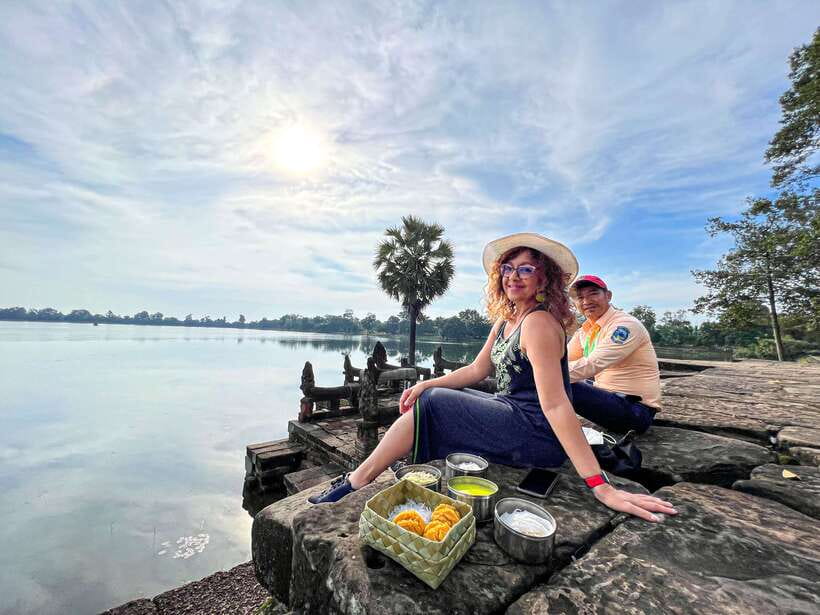 Siem Reap: Angkor Wat Sunrise Tour via Tuk Tuk & Breakfast - What to bring and what to wear