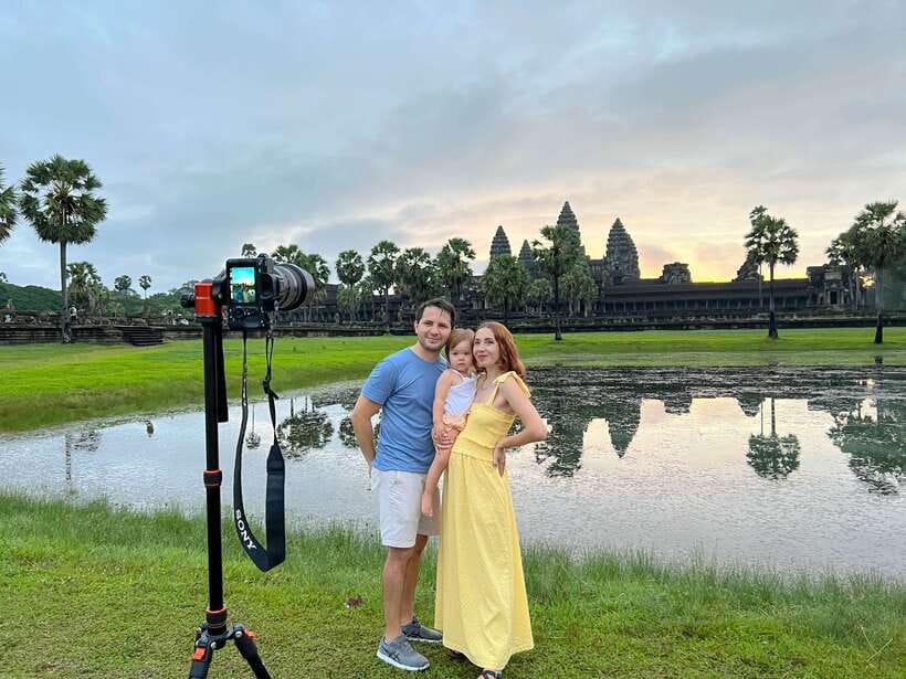 Siem Reap: Angkor Wat Sunrise Tour via Tuk Tuk & Breakfast - A Siem Reap market with local food
