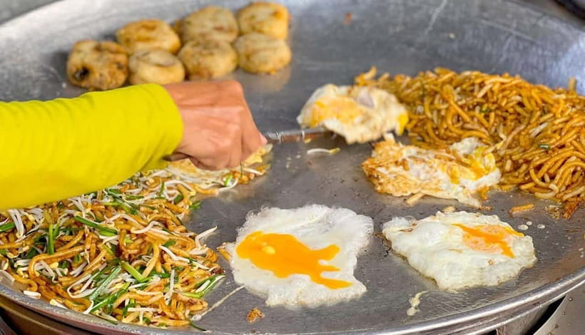 Siem Reap: Street Food Experience by Tuk-Tuk - Khmer noodles at Phum Num Banh Chok