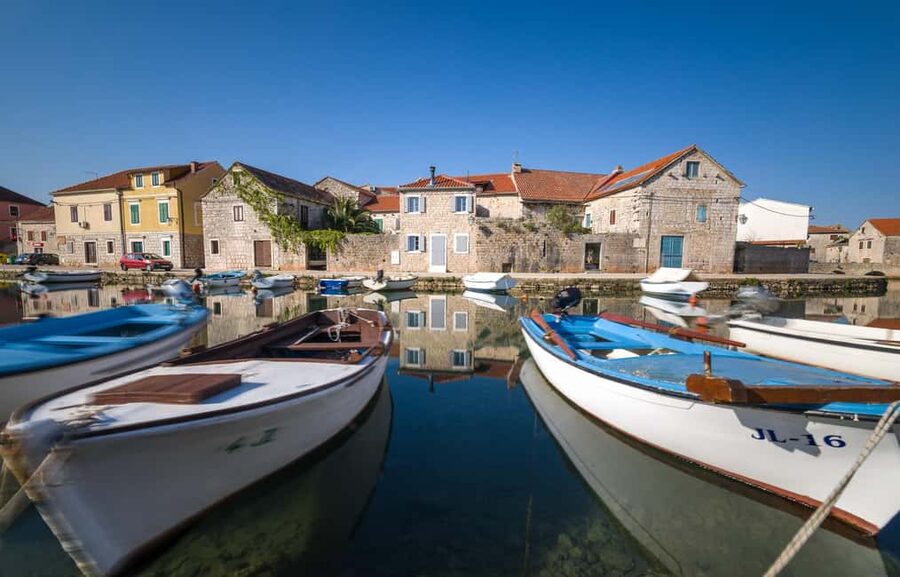 Stari Grad: Private Tuk-Tuk tour with Wine tasting - Six villages, six quick impressions