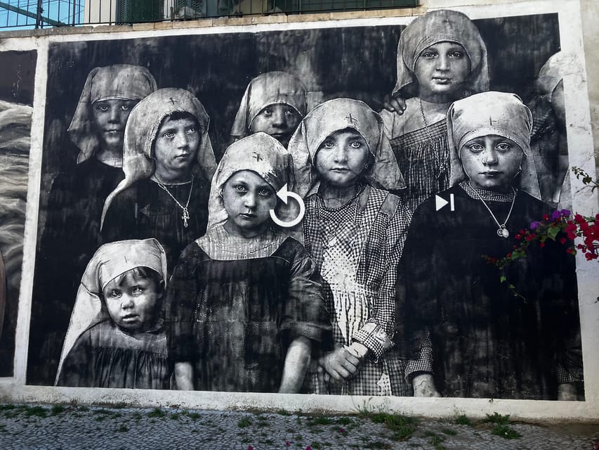 Street Art Lisbon: Tuk Tuk Tour - Graça: old Lisbon with a new layer