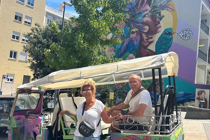 Street Art Tour by Tuk Tuk Joy - Guide Laís and the private format