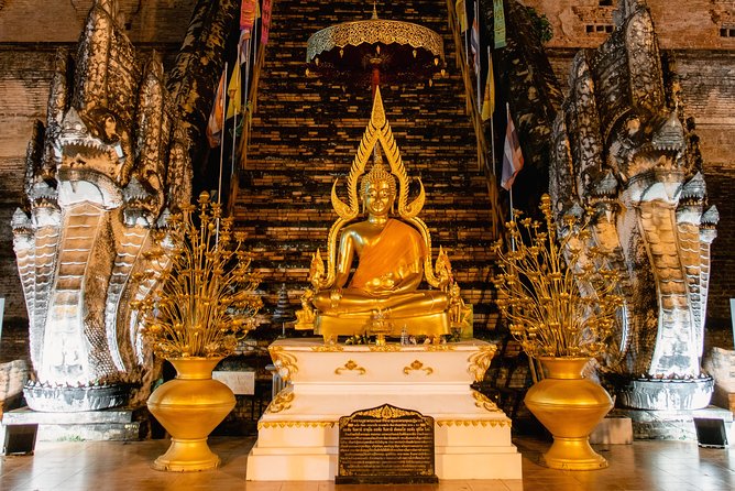Sunlight or Moonlight: Chiang Mai City Tuk Tuk Tour - Warorot Market, where Chiang Mai shops