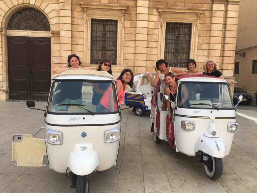 Syracuse: Private Tour of Ortygia on a Tuk Tuk - Fonte Aretusa and the water at Ortigia