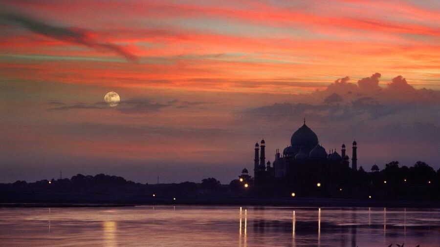 Taj Mahal Sunset Tour By Tuk Tuk with Private Guide - From parking area to marble gateway