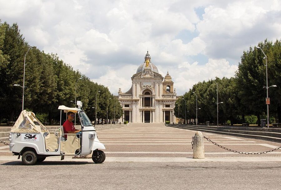 The Life of Saint Francis Tour by Tuk Tuk: English & Spanish - Piazza Matteotti and the baptismal church of San Rufino
