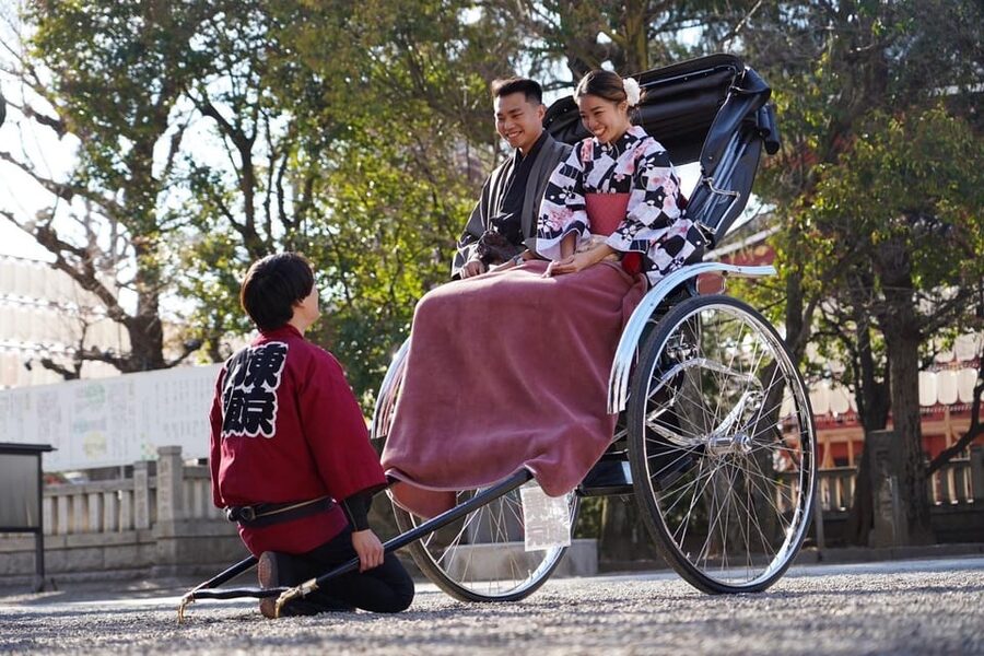 Tokyo: Asakusa tour by rickshaw - The photo stop is part of the appeal