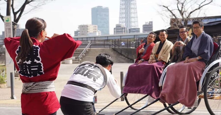 Tokyo: Asakusa tour by rickshaw - Seeing Asakusa from two meters up