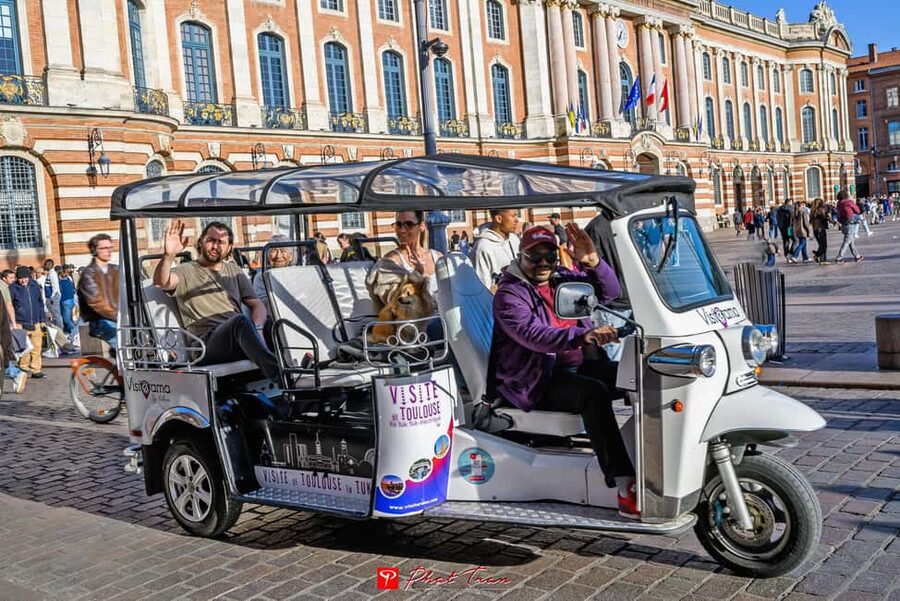 Toulouse: Electric Tuk-Tuk Tour with Photo Stops and Audio - Meeting at the Toulouse Tourist Office