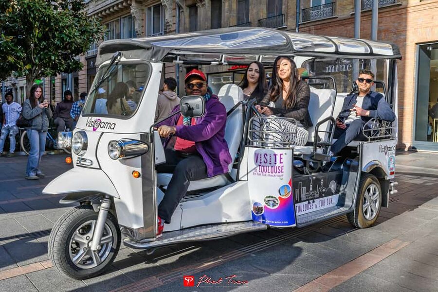 Toulouse: Electric Tuk-Tuk Tour with Photo Stops and Audio - Saint-Sernin and the Jacobins show two sides of Toulouse