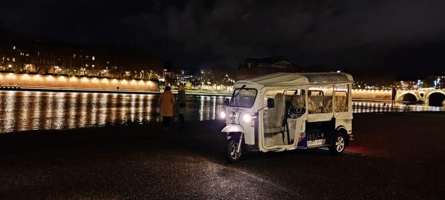 Toulouse: Electric Tuk-Tuk Tour with Photo Stops and Audio - Gardens, museums, and the city beyond the old center