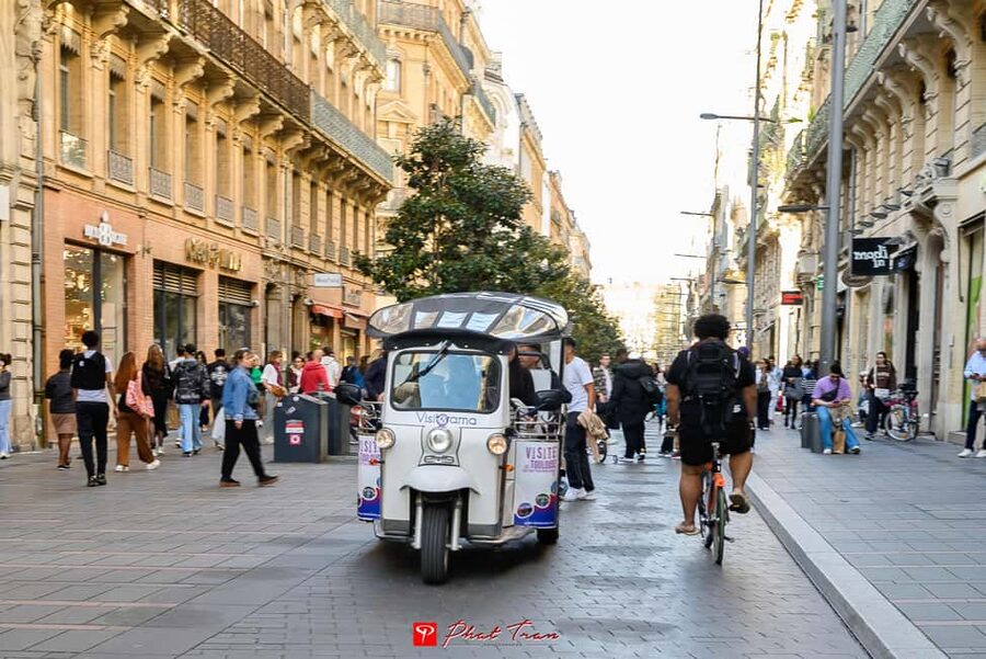 Toulouse: Electric Tuk-Tuk Tour with Photo Stops and Audio - The Capitole gives you Toulouse at a glance