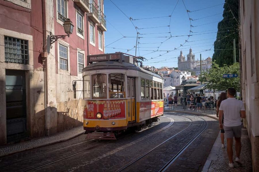 Tour Bohemian de Tuk Tuk: Bertrand, Miradouros e Estrela - A smart way to cross Lisbon’s hills