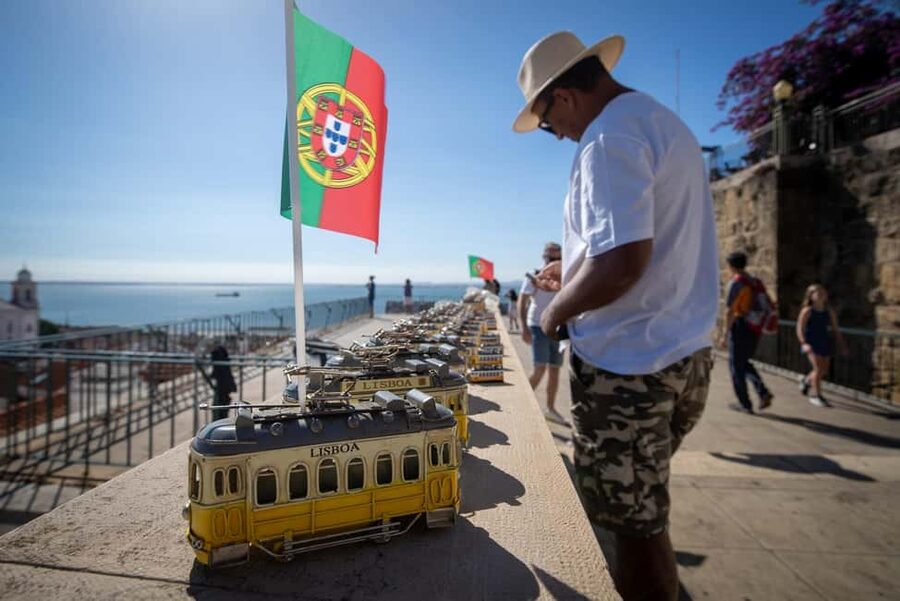 Tour Bohemian de Tuk Tuk: Bertrand, Miradouros e Estrela - Carmo, the Santa Justa view, and a major turning point