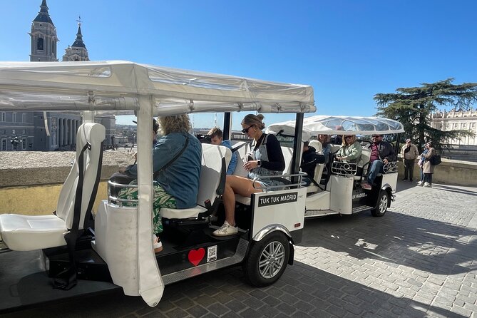 Tour en tuk-tuk electrico por MADRID MODERNO - Guides, language, and the sound of the city