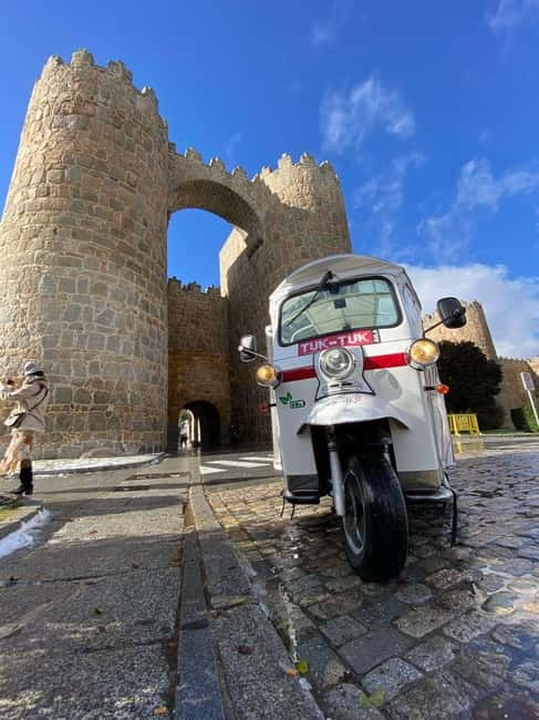 TOUR GUIADO EN TUK TUK POR AVILA 1 HORA - How the guide and audio format work