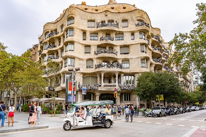 Tour Welcome Barcelona with Local Guide in Eco Tuk Tuk Private - Guides, questions, and practical city advice