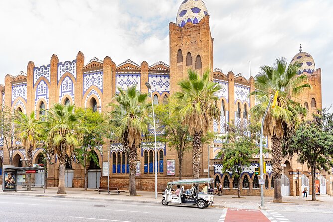 Tour Welcome Barcelona with Local Guide in Eco Tuk Tuk Private - Comfort, weather, and the open-air trade-off