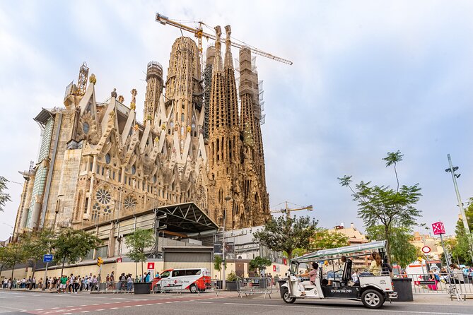 Tour Welcome Barcelona with Local Guide in Eco Tuk Tuk Private - Gaudí’s Barcelona from the street