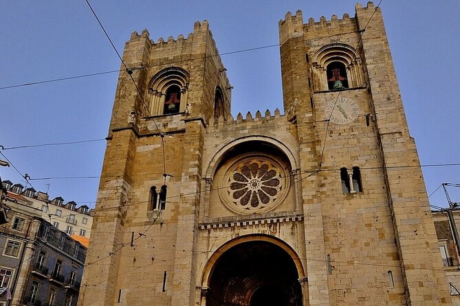 Tuk tuk experience through the historic neighborhood of Alfama - Lisbon Cathedral in ten minutes