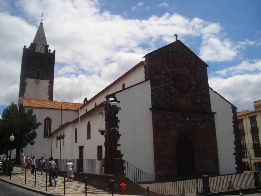 Tuk Tuk Funchal City - Madeira Island - Starting among Funchal’s oldest streets