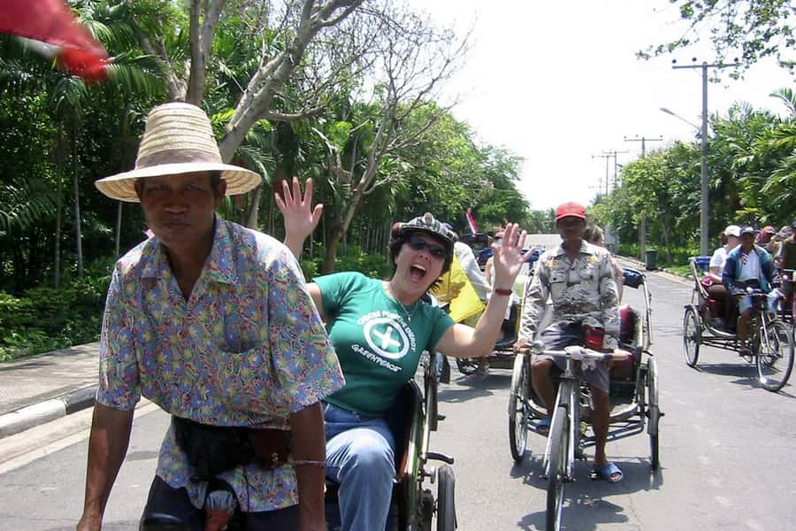Tuk-Tuk, Longtail-boat and Rickshaw Bangkok jungle Tour - Khlong Toei Market gives you Bangkok at ground level