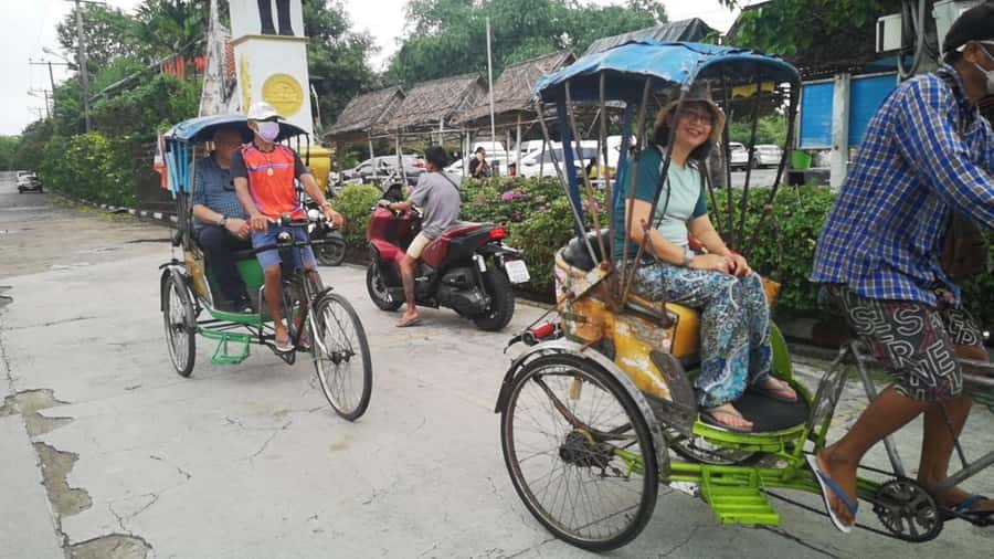 Tuk-Tuk, Longtail-boat and Rickshaw Bangkok jungle Tour - The guide is the difference between a route and a story