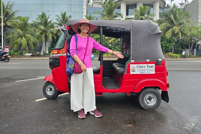 Tuk Tuk safari capital Colombo (Food and Entry Fees) Including - Pettah Market and Kochchikade: Colombo at street level