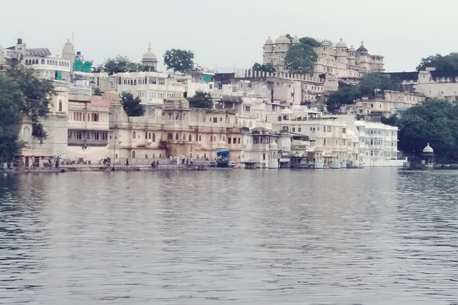 Udaipur sightseeing by tuk tuk or car - Bagore Ki Haveli connects palace life with the lakefront