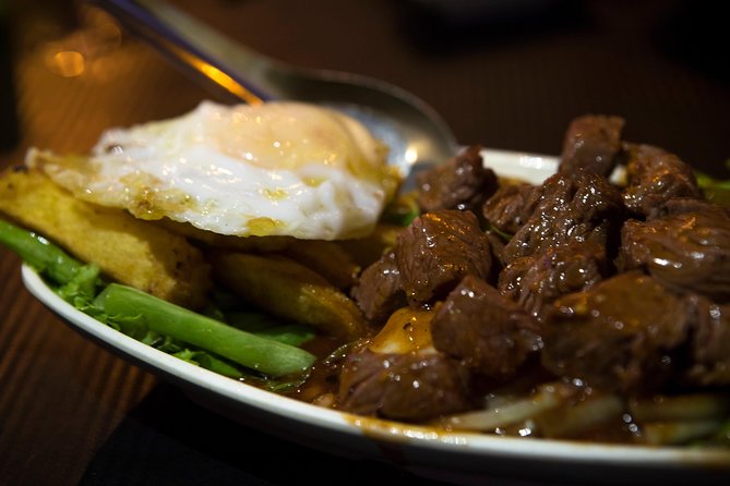 Ultimate Phnom Penh Food Tour by Tuk Tuk: 20 Tastings and Drinks - Wat Phnom: the main Khmer dinner