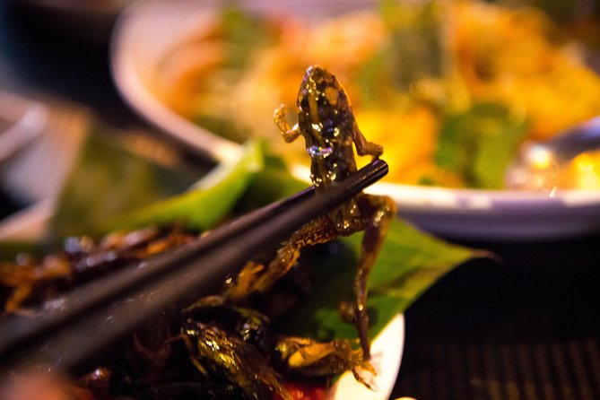 Ultimate Phnom Penh Food Tour by Tuk Tuk: 20 Tastings and Drinks - Wat Botum Park: family cooking and a cold drink