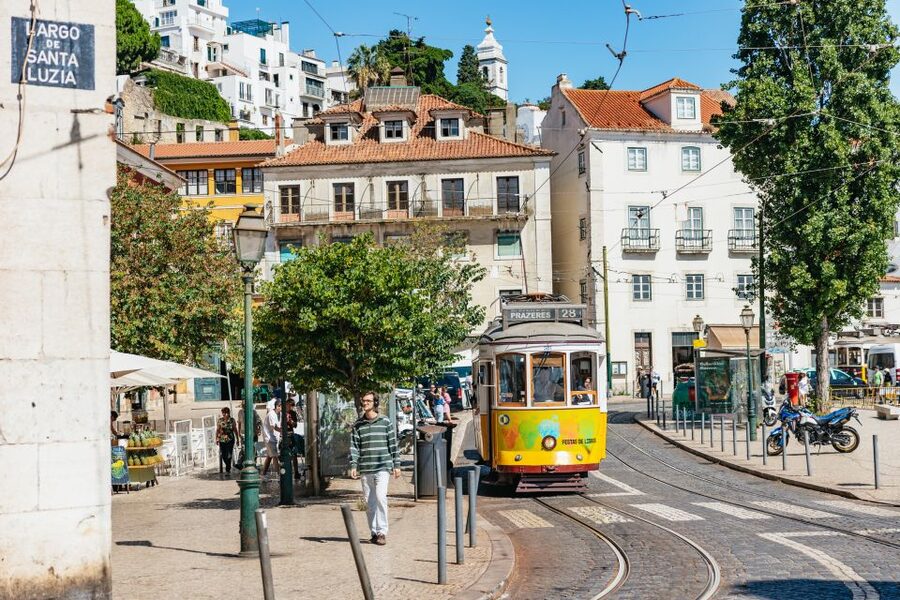 Vadio: Lisbon Old Town Private Tuk Tuk Tour - Portas do Sol and Alfama on foot