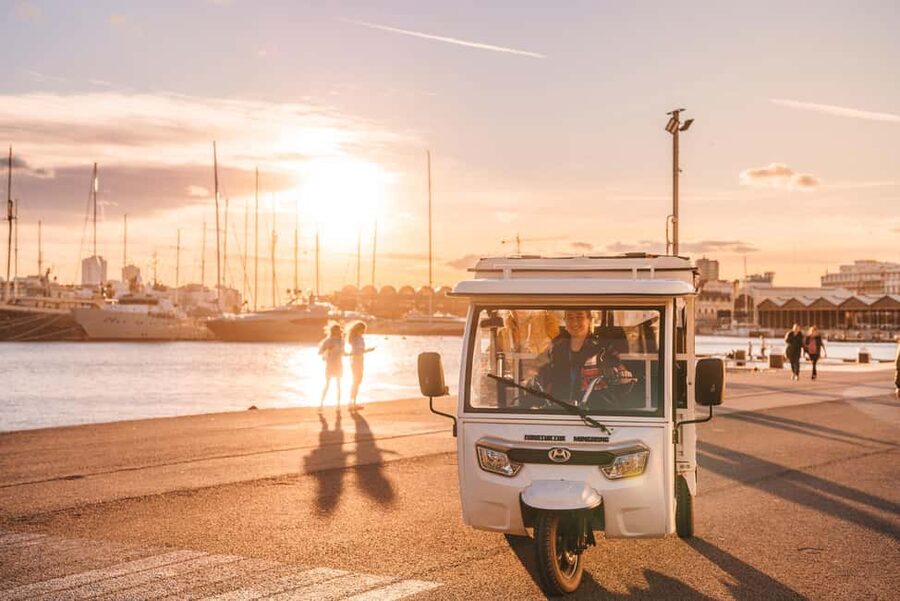 Valencia: 2-hour City Highlights Guided Tour by Tuk Tuk - Torres de Quart and the ride back