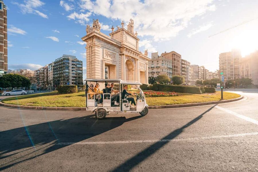 Valencia: 2-hour City Highlights Guided Tour by Tuk Tuk - La Marina, Malvarrosa and Platja de Llevant