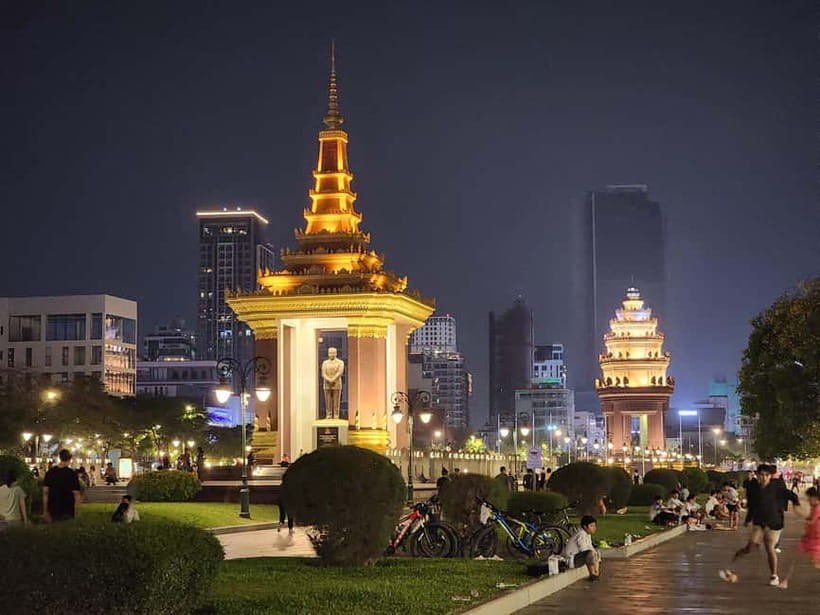 Visiting 9 Places in 3 hours Share Tour by Tuk-Tuk - Royal Palace and the illuminated Riverside