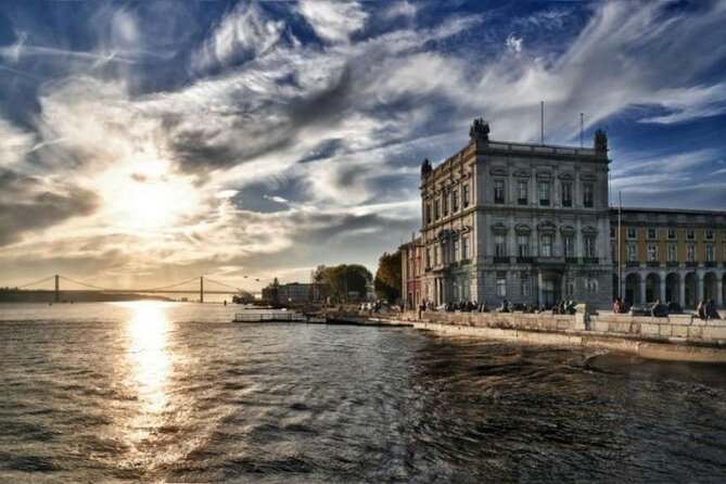 Welcome Lisbon Tour with Local Guide in Private Eco Tuk Tuk - Praça do Comércio and the final river view