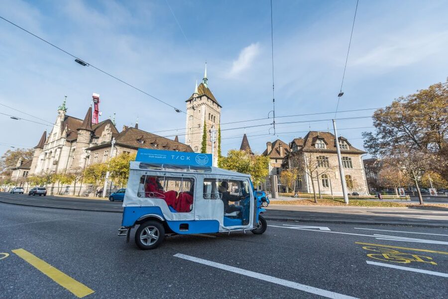 Zurich: Private eTukTuk City Tour - Bahnhofstrasse and Paradeplatz